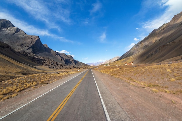 Photo a road with a mountain in the background