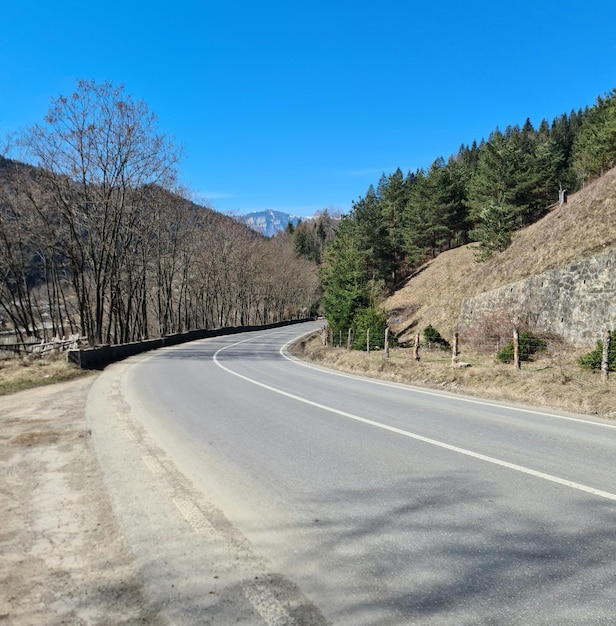 山を背景にした道