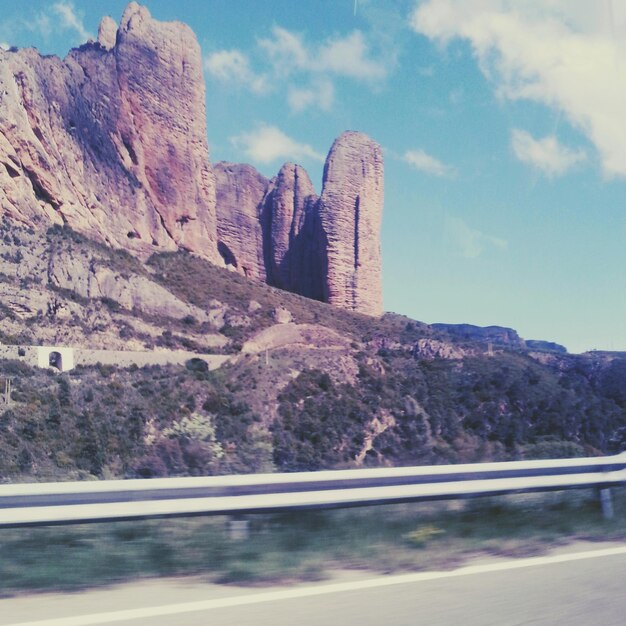 Photo road with mountain range in background