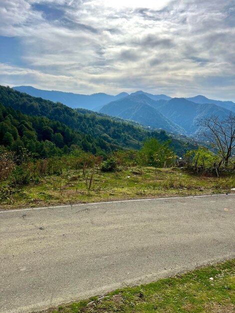 Photo road with mountain view and clouds