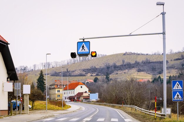 スロベニアのマリボルにある横断歩道のある道路。背景に建築を構築します。街並みとストリートビュー