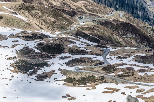 Strada con neve in montagna