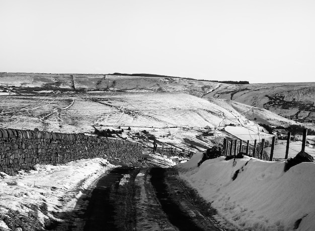 Foto strada con montagne innevate