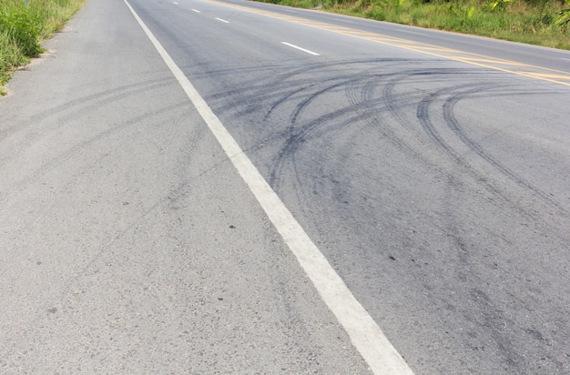 写真 タイヤの跡のある道