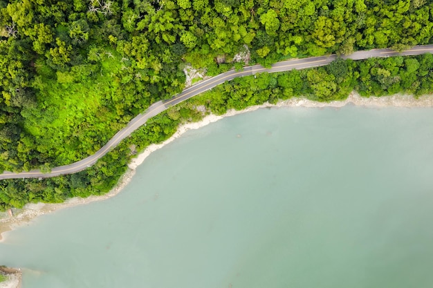 写真 ミングタン貯水池の湖の近くの樹木のある道路