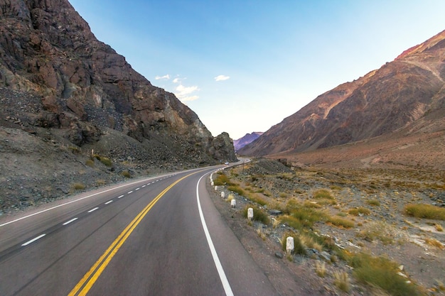 Photo a road with a yellow line that says  the road