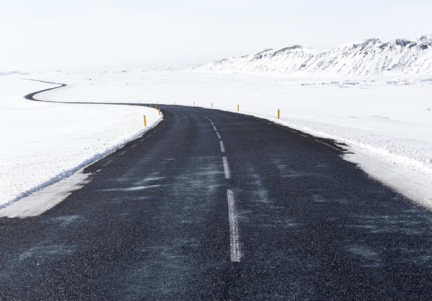 その真ん中に黄色いマークがある道路