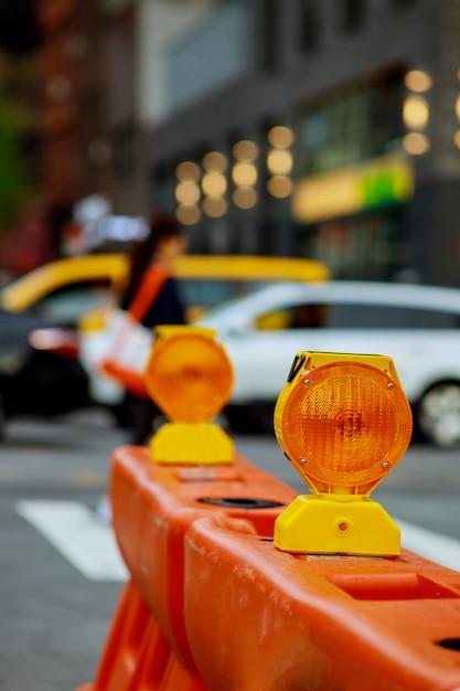 写真 道路上の信号で障害物や工事現場をロックします。赤と白の通りのバリケード。