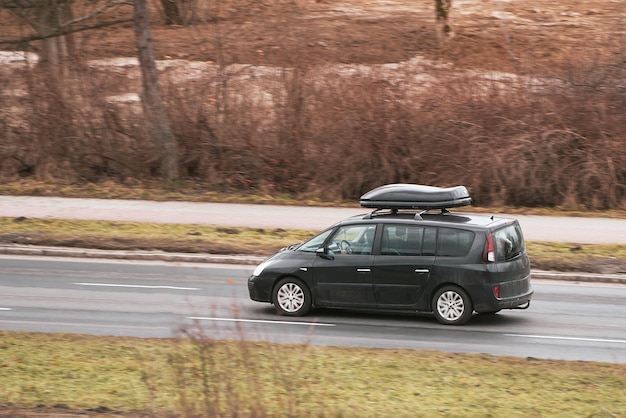 Photo roadready comfort car equipped with roofbox for extended trips
