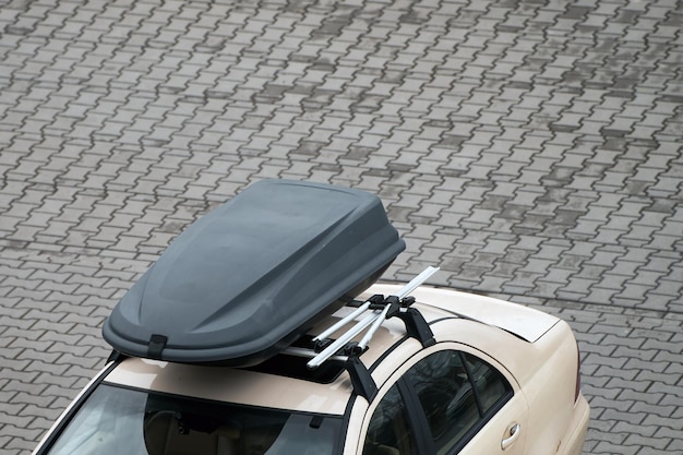 Photo roadready comfort car equipped with roofbox for extended trips