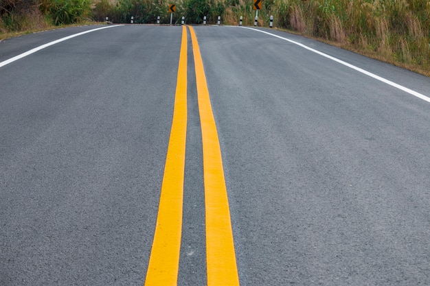 山の中の道、旅行を表します非常に難しい