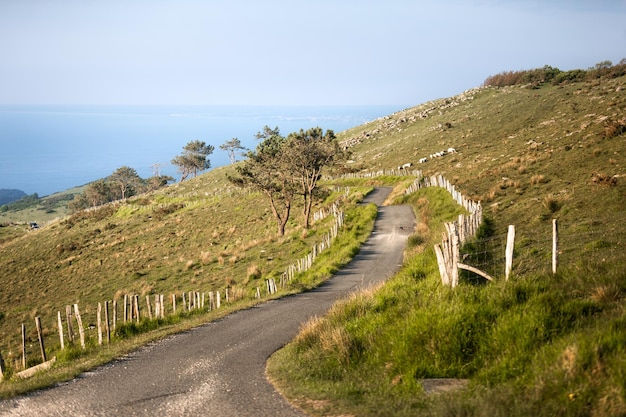 写真 バスク地方の海岸に隣接するジャイツキベル山を通る道路