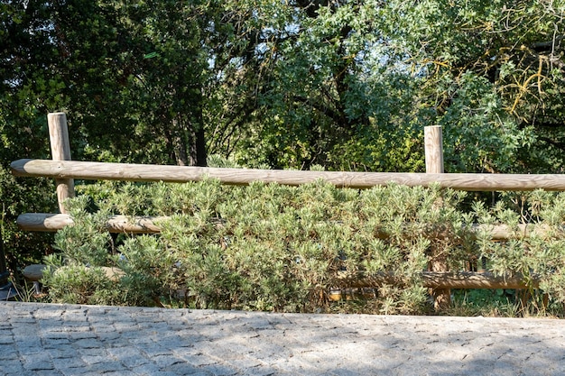 Photo roadside wooden fence