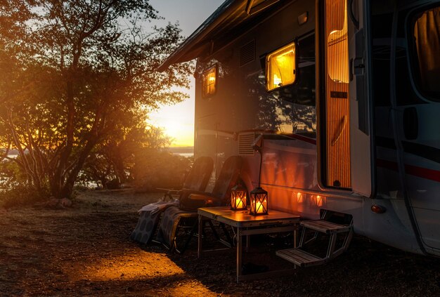 Foto roadtrip avonturen kalme warme nacht op een camping camper van buitenstoelen en romantisch licht van lantaarns vakantie in een recreatief voertuig