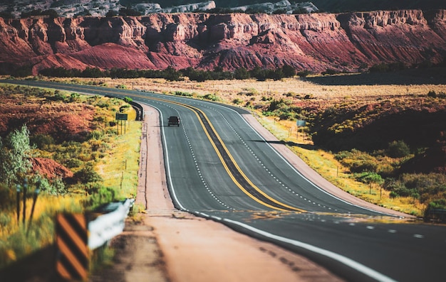 Foto roadtrip in de woestijn van arizona asfaltsnelweg in de vs