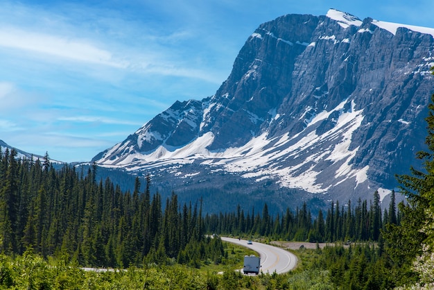 Foto roadtrip met een geweldig uitzicht op de grote berg en de blauwe lucht in alberta, canada.