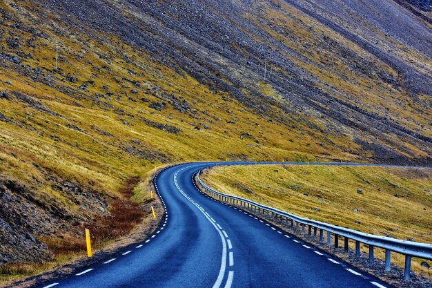 Foto roadtrip naar de fjord van hvalfjordur in ijsland