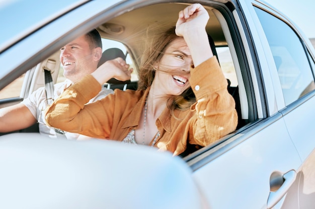 Roadtrip reizen en paar in een auto in de natuur voor vrijheid, vakantie en geluk samen Zomer blij en man met een opgewonden vrouw met glimlach op een rit op het platteland met vervoer