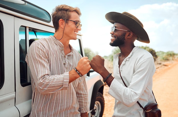 Foto roadtripreizen en vrienden vuisten voor diversiteit buitenavontuur of safarivakantiesamenwerking in de natuur of bush in afrika mensen hand in hand voor teamwerkondersteuning of doelreis samen