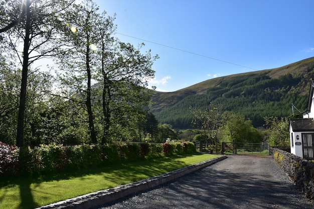 Photo roadway and cottage in the countryside ennerdale