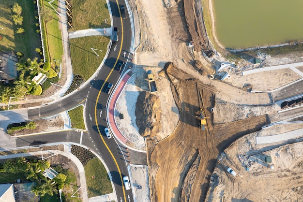 写真 アメリカン・ハイウェイのラウンドアバウトの交差点での道路工事の建設現場 都市の循環交通の十字路口の開発