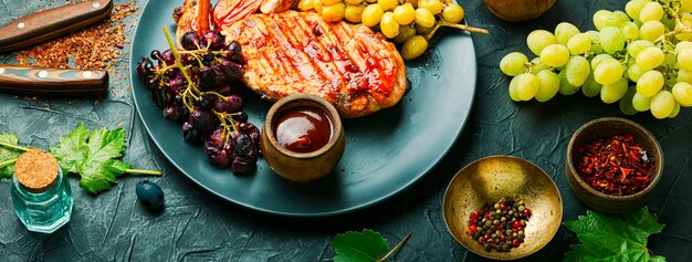 葡萄と鶏胸肉の焙煎。夏のバーベキュー。鶏肉のバーベキュー。