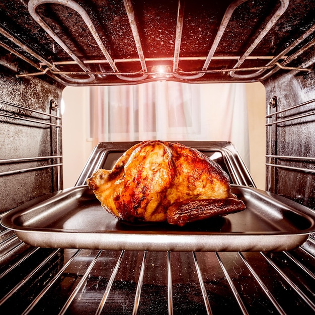 Foto pollo arrosto al forno. cottura al forno.