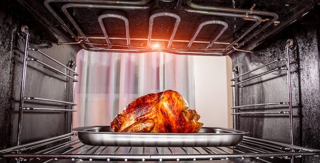 オーブンで鶏肉をローストし、オーブンの内側から眺めます。オーブンで調理します。感謝祭の日。