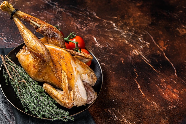 Photo roast guinea fowl with herbs and spices cooked game bird dark background top view copy space