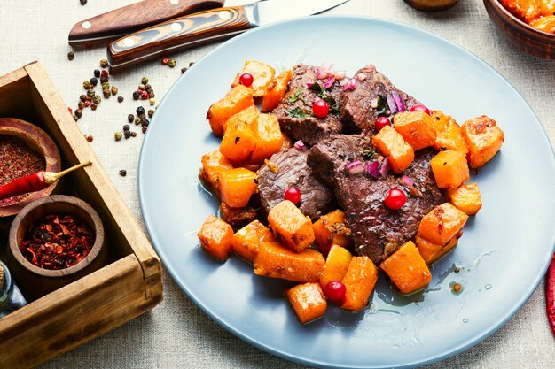 Foto arrosto di manzo con zucca