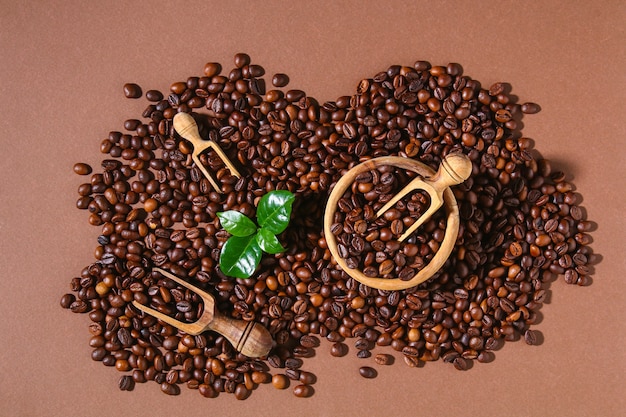 Жареные коричневые кофейные зерна