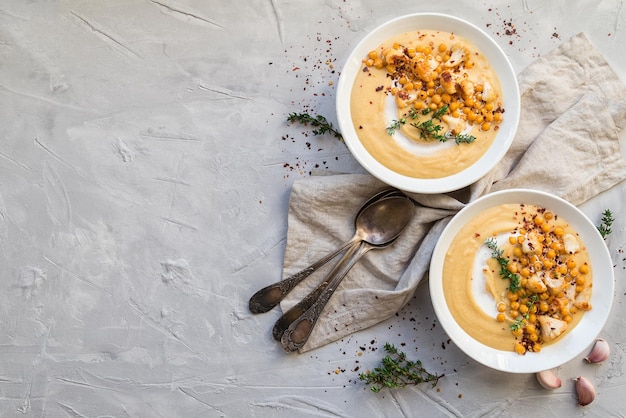 Photo roasted cauliflower and chickpea soup