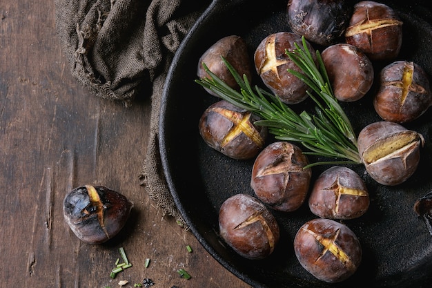 Castagne arrostite nella cenere