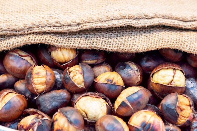 Castagne arrostite in sacchetto di tela. castagne in juta