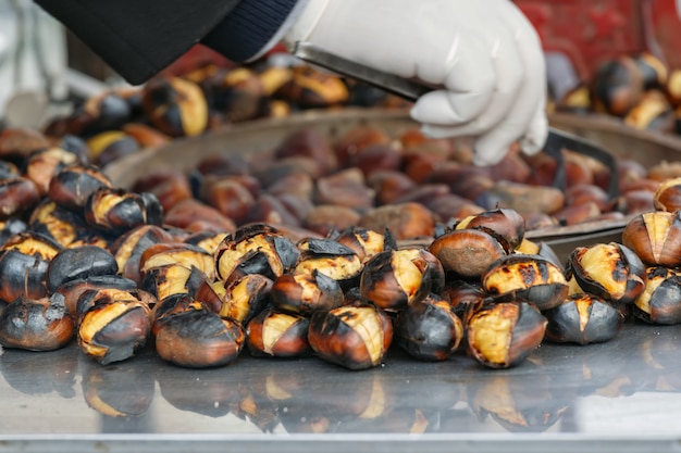 Foto castagne arrostite sul bancone di un vendo di strada