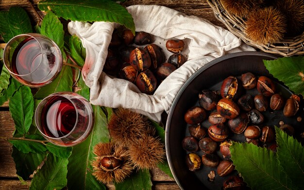 Castagne arrosto in padella di ferro