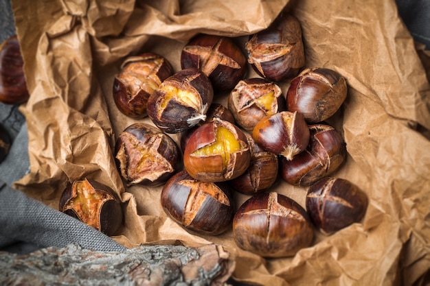 Castagne arrostite su carta