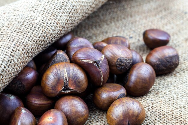 Castagne arrostite su una tela di sacco.