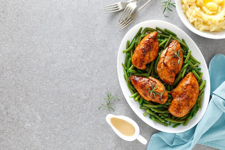 Photo roasted chicken breast with green beans boiled mashed potatoes and gravy