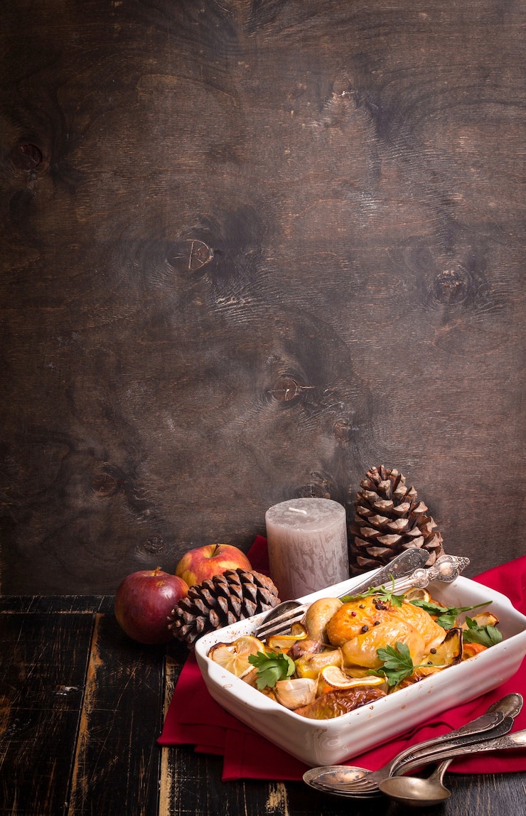 Photo roasted chicken. christmas food background. rustic celebration table with roasted chicken