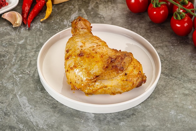 Photo roasted chicken leg with spices