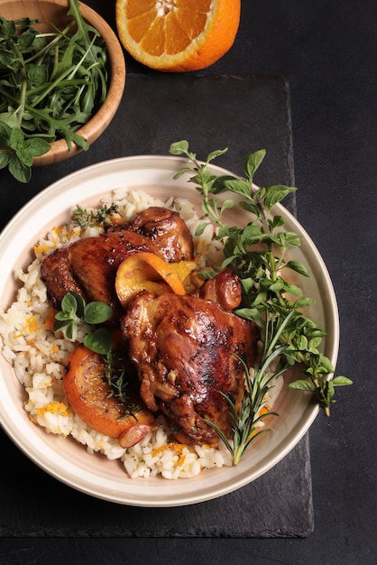 Photo roasted chicken with oranges and herbs