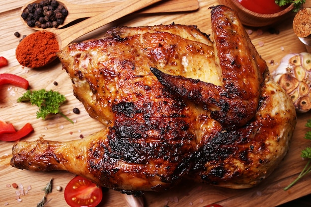 Жареный цыпленок со специями и овощами