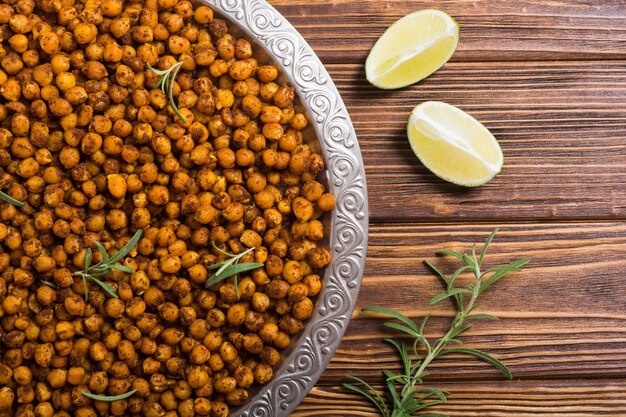 Photo roasted chickpeas with rosemary snack baked food