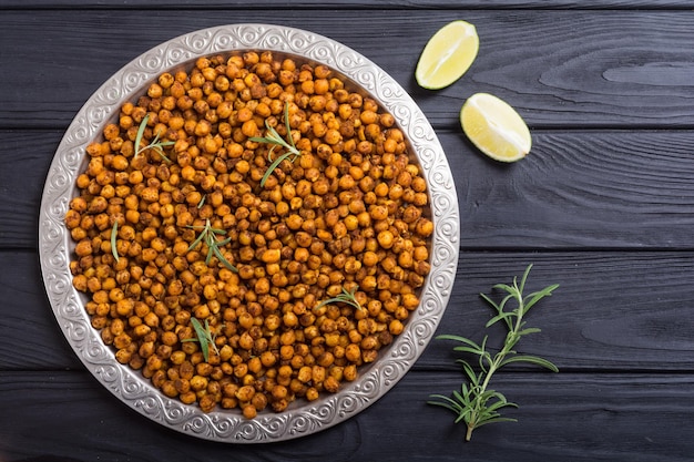 Photo roasted chickpeas with rosemary snack baked food