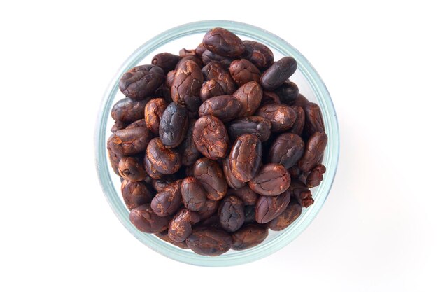 Photo roasted cocoa beans in a glass bowl