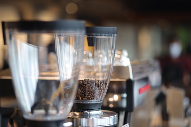 Foto chicco di caffè tostato sul tubo della caffettiera