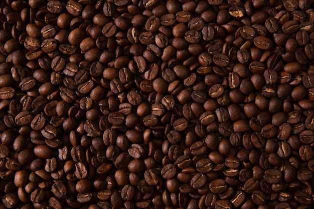 Вид сверху жареного кофе в зернах для фона.