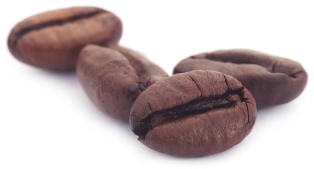 Photo roasted coffee bean over white background