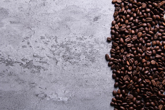 I chicchi di caffè tostato sono raccolti sul lato destro della tabella delle texture